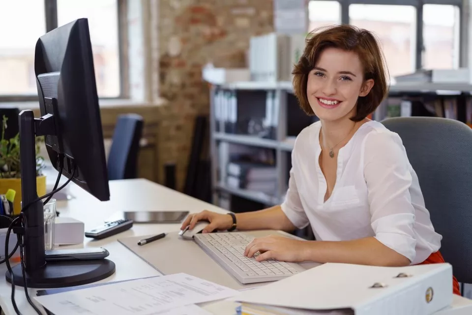 Frau am Computer im Büro