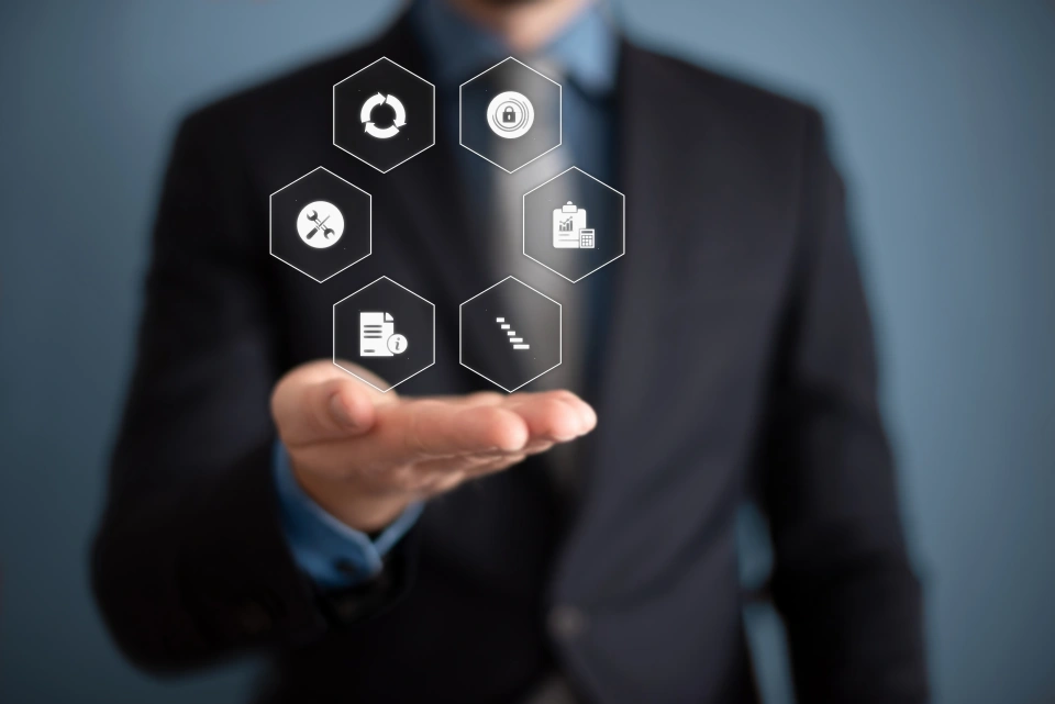 Mann mit Symbolen in der Hand