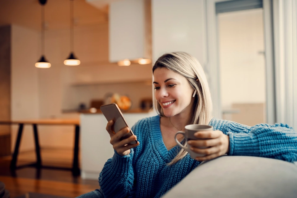 Woman-Smartphone-Home