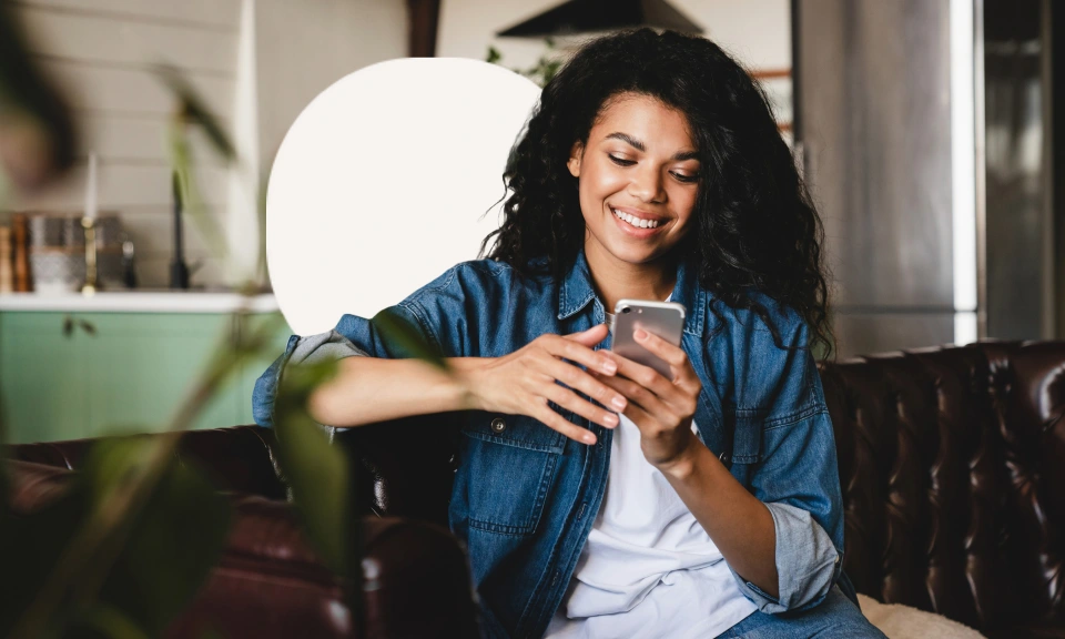 Woman-Smartphone-Home