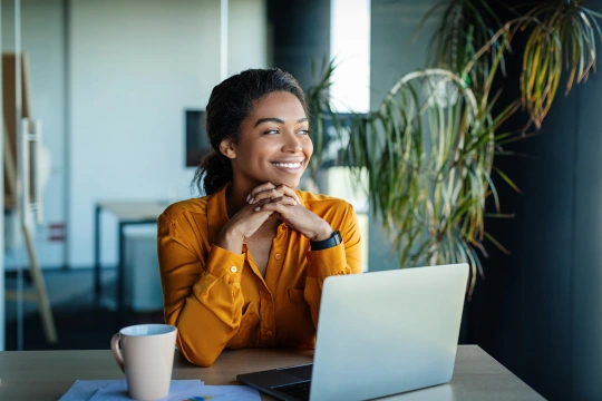 Webinar Automatisierte Mahnprozesse: Lächelnde Frau vor Laptop