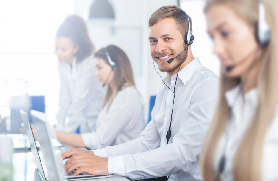 Mann mit Headset am Computer